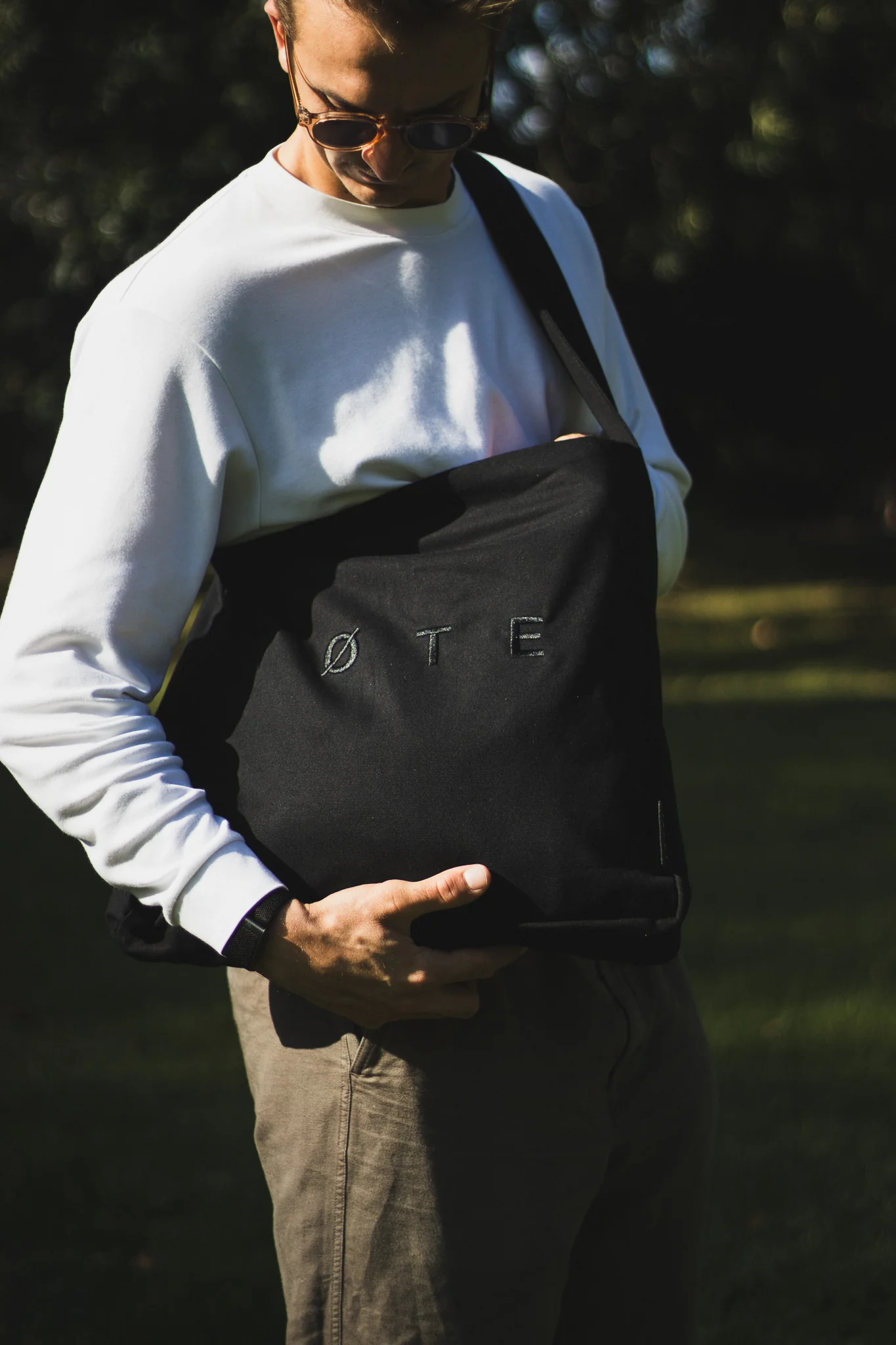 Wide-Strap TØTE Bag | Black - Image 9