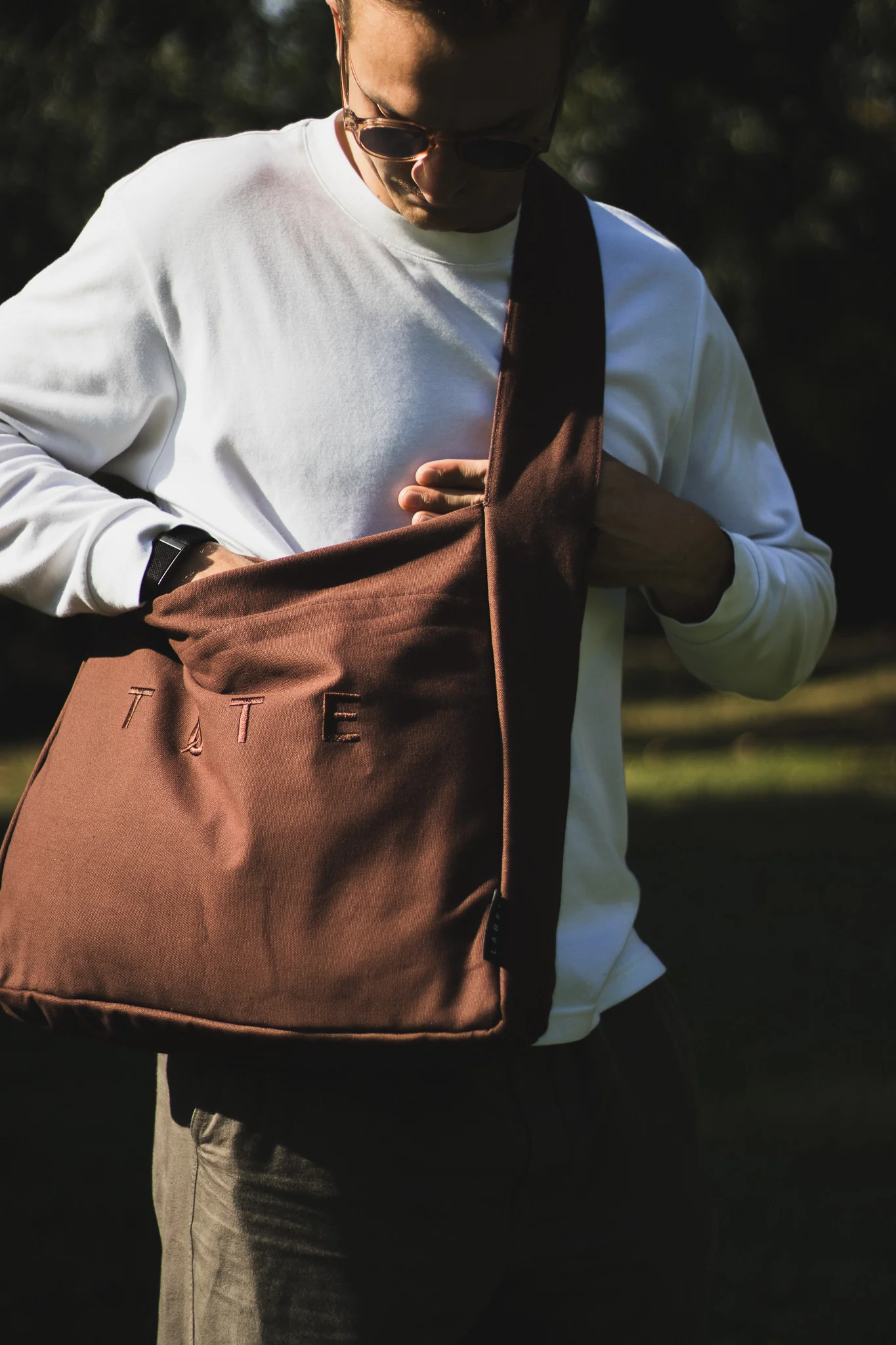 Wide-Strap TØTE Bag | Brown - Image 9