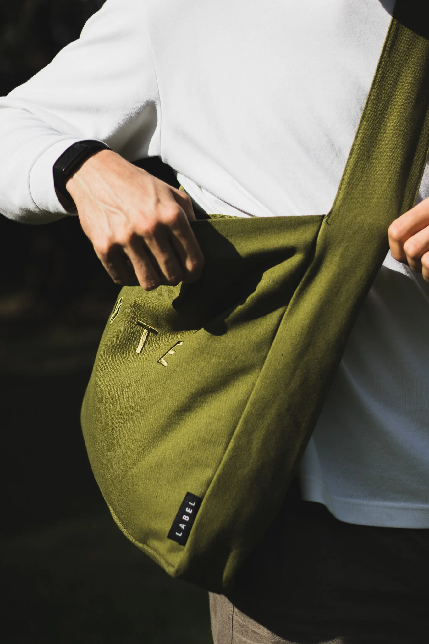 Wide-Strap TØTE Bag | Khaki Green - Image 10
