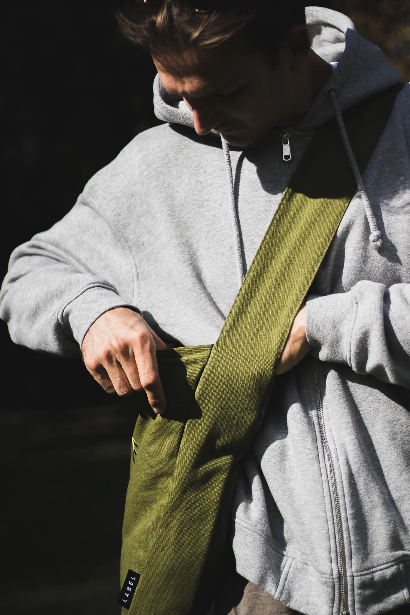Wide-Strap TØTE Bag | Khaki Green - Image 11