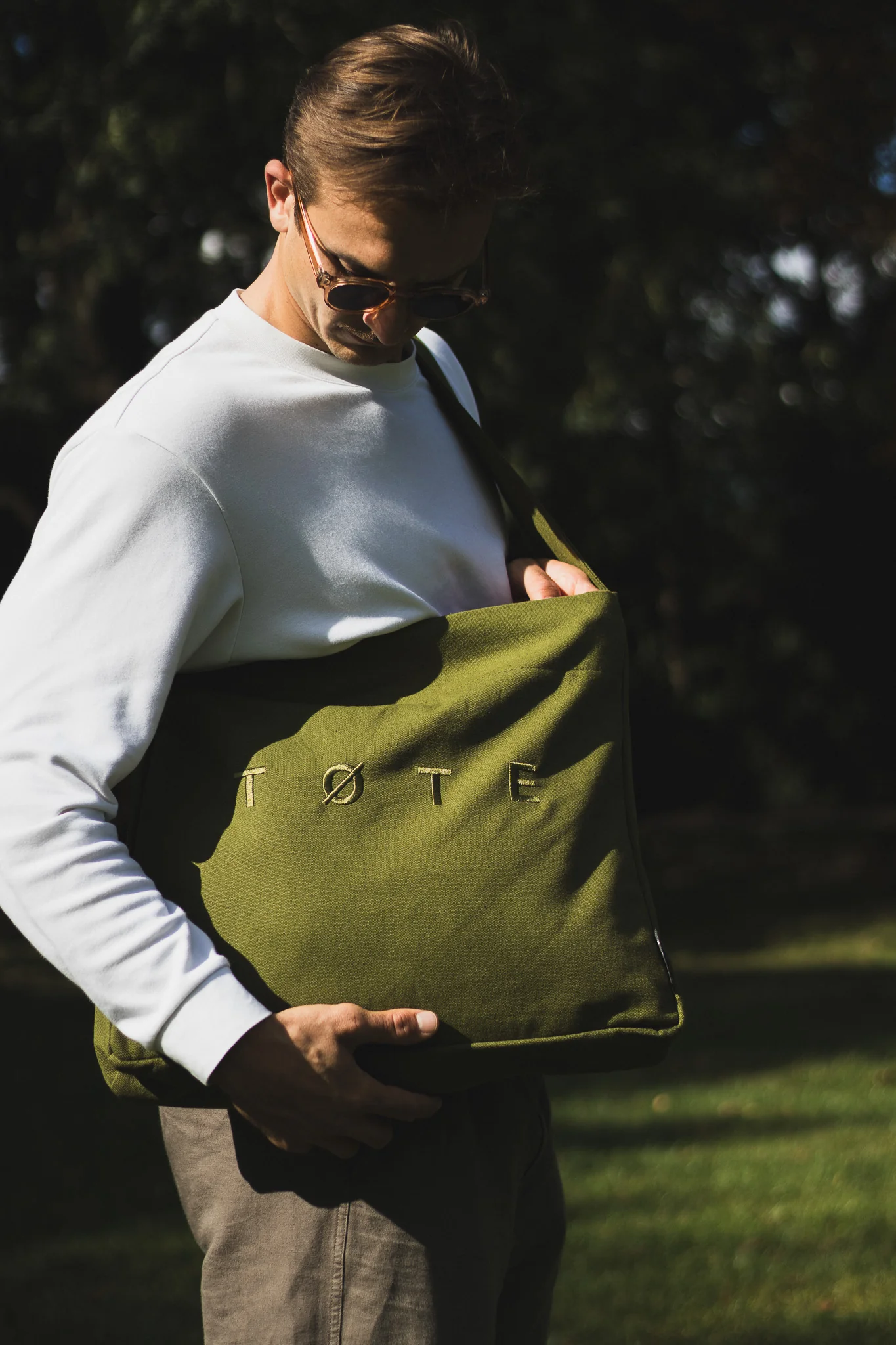 Wide-Strap TØTE Bag | Khaki Green - Image 12