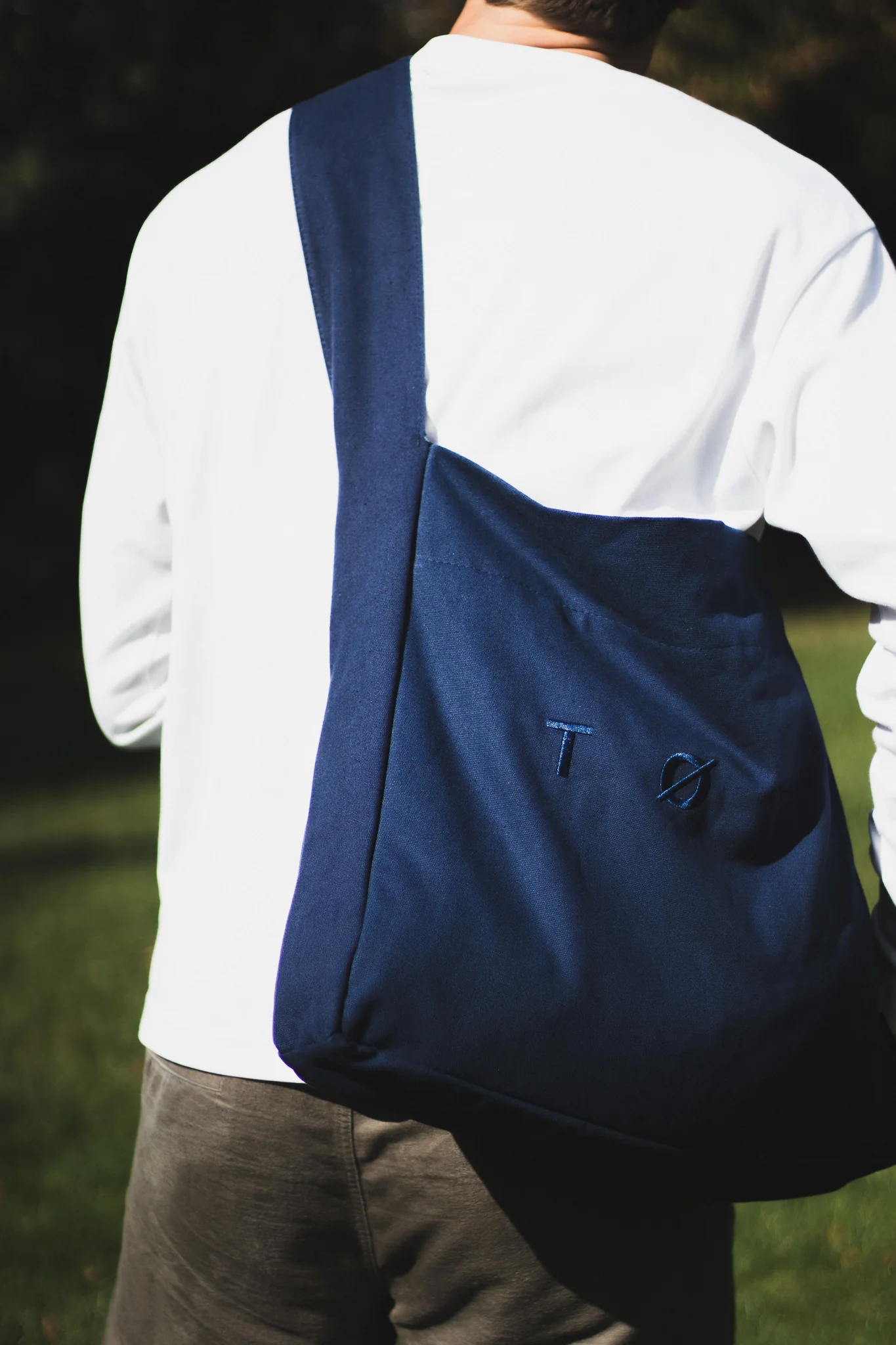 Wide-Strap TØTE Bag | Navy Blue - Image 10
