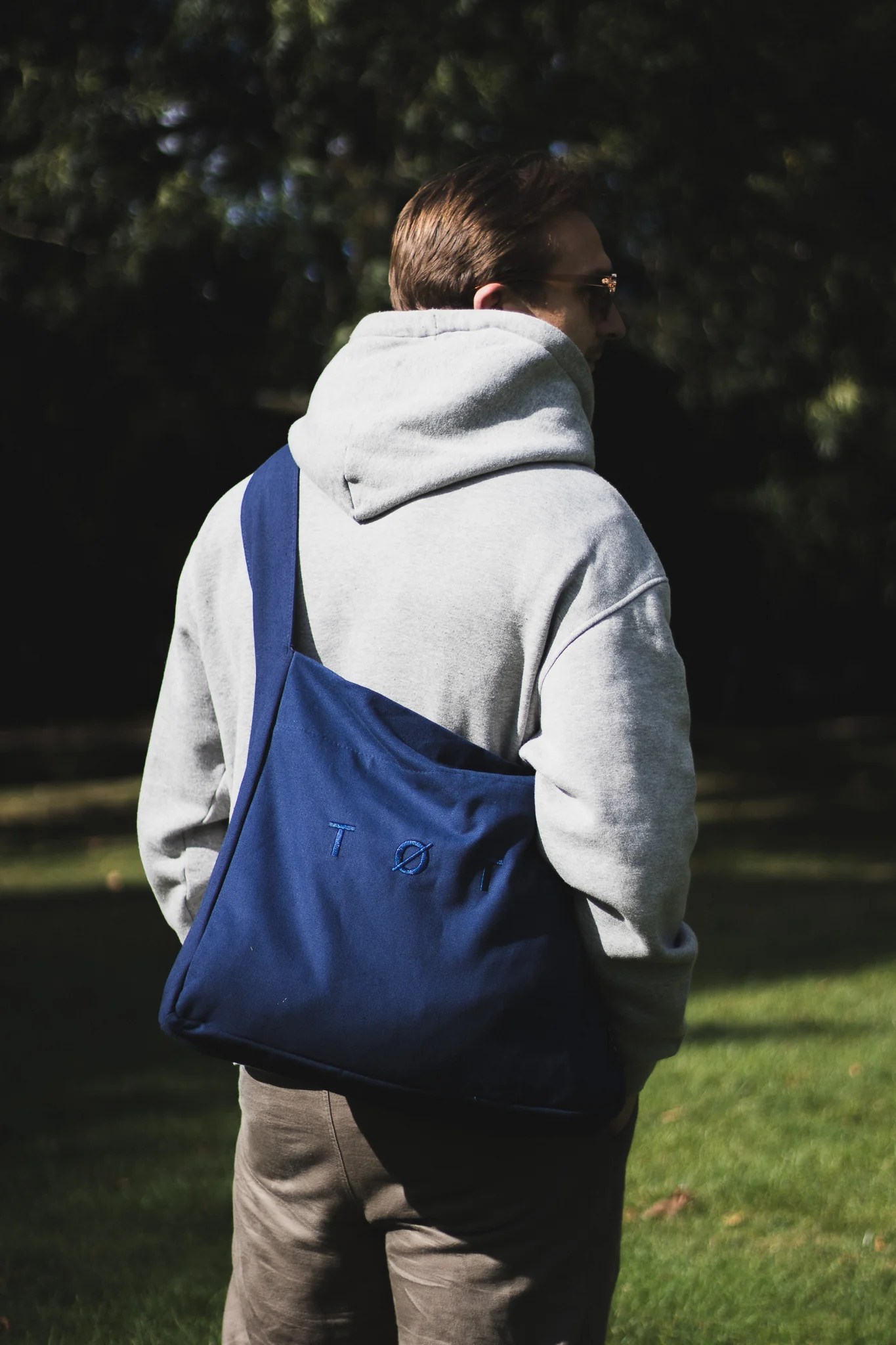 Wide-Strap TØTE Bag | Navy Blue - Image 11