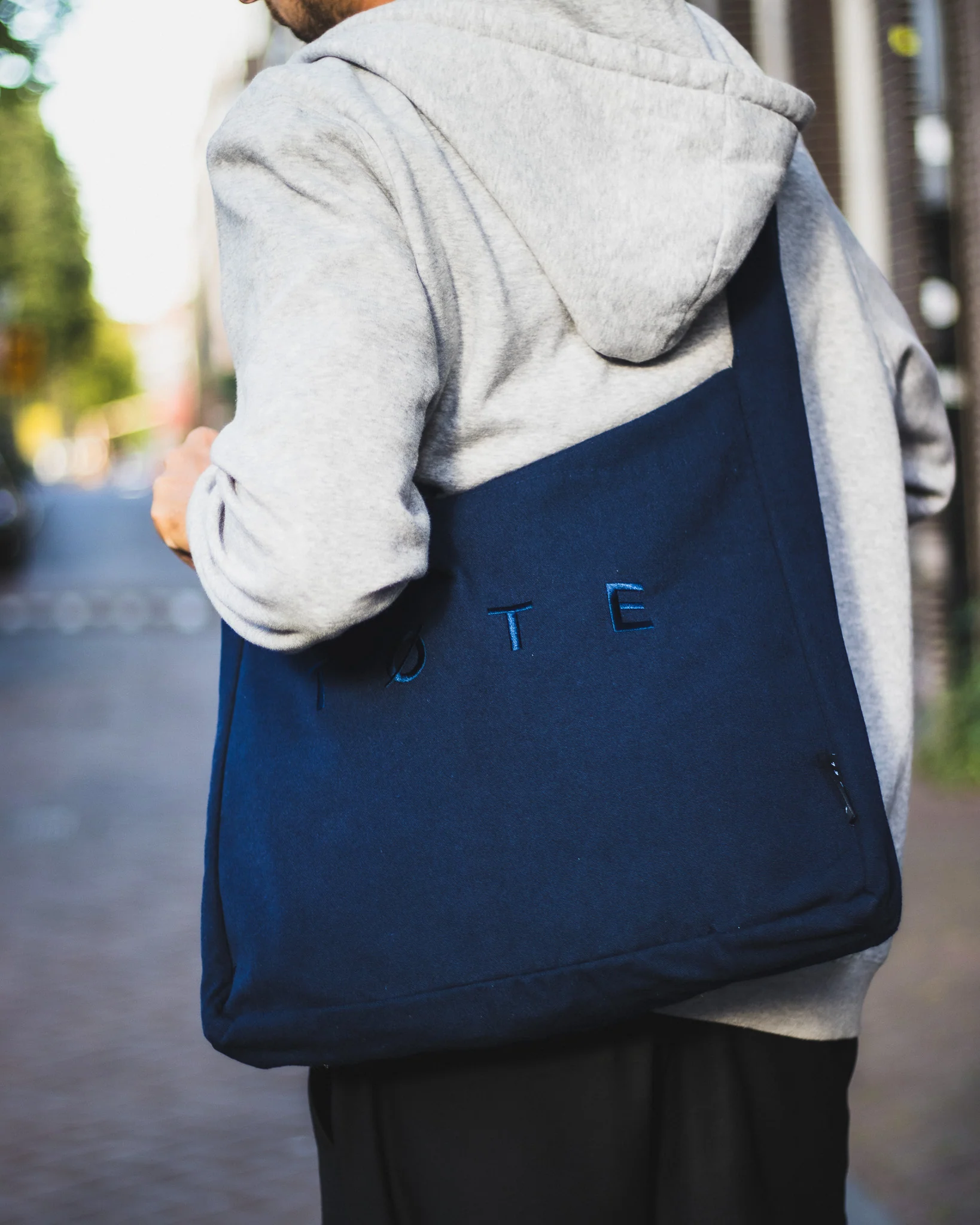 Wide-Strap TØTE Bag | Navy Blue - Image 4