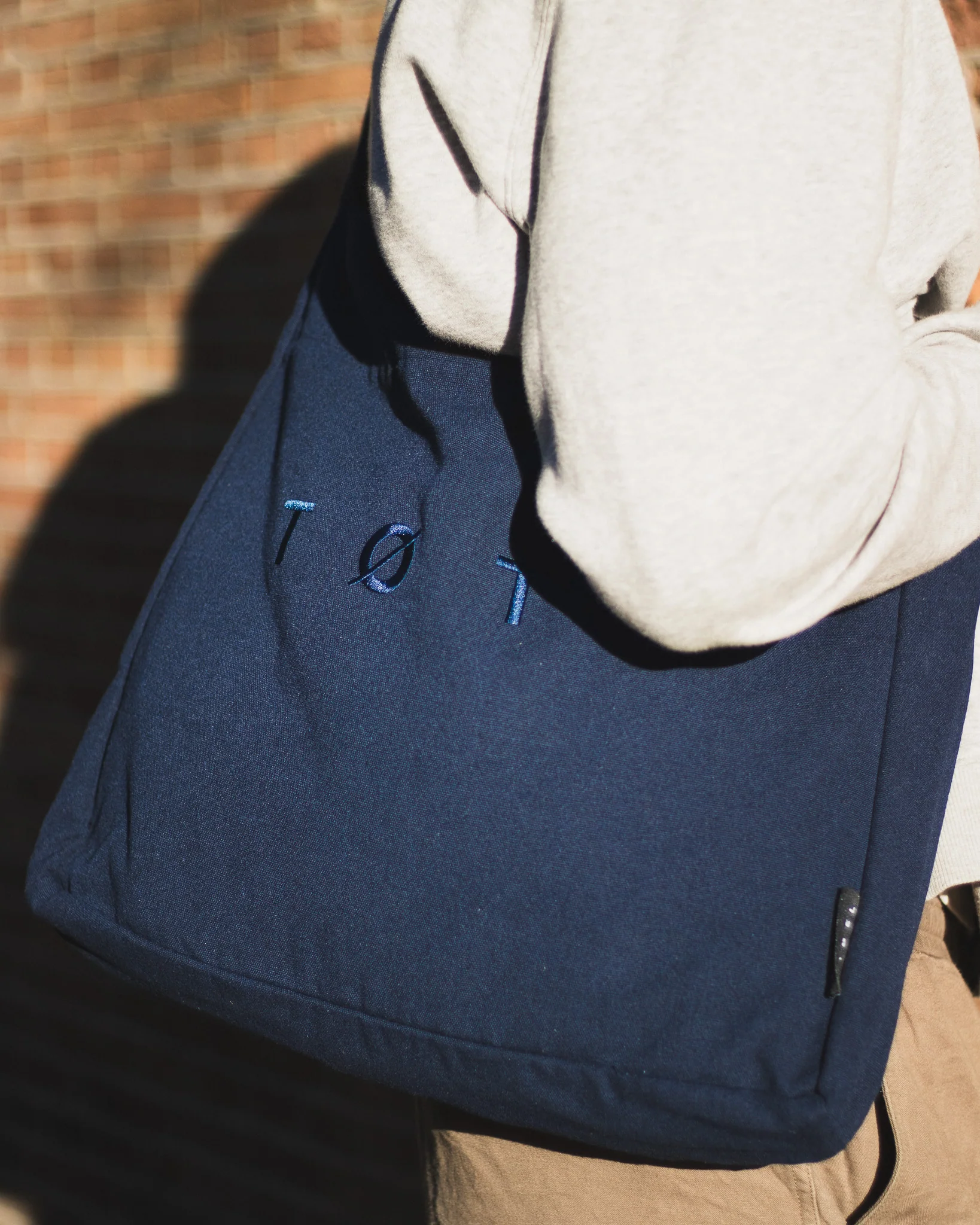 Wide-Strap TØTE Bag | Navy Blue - Image 7