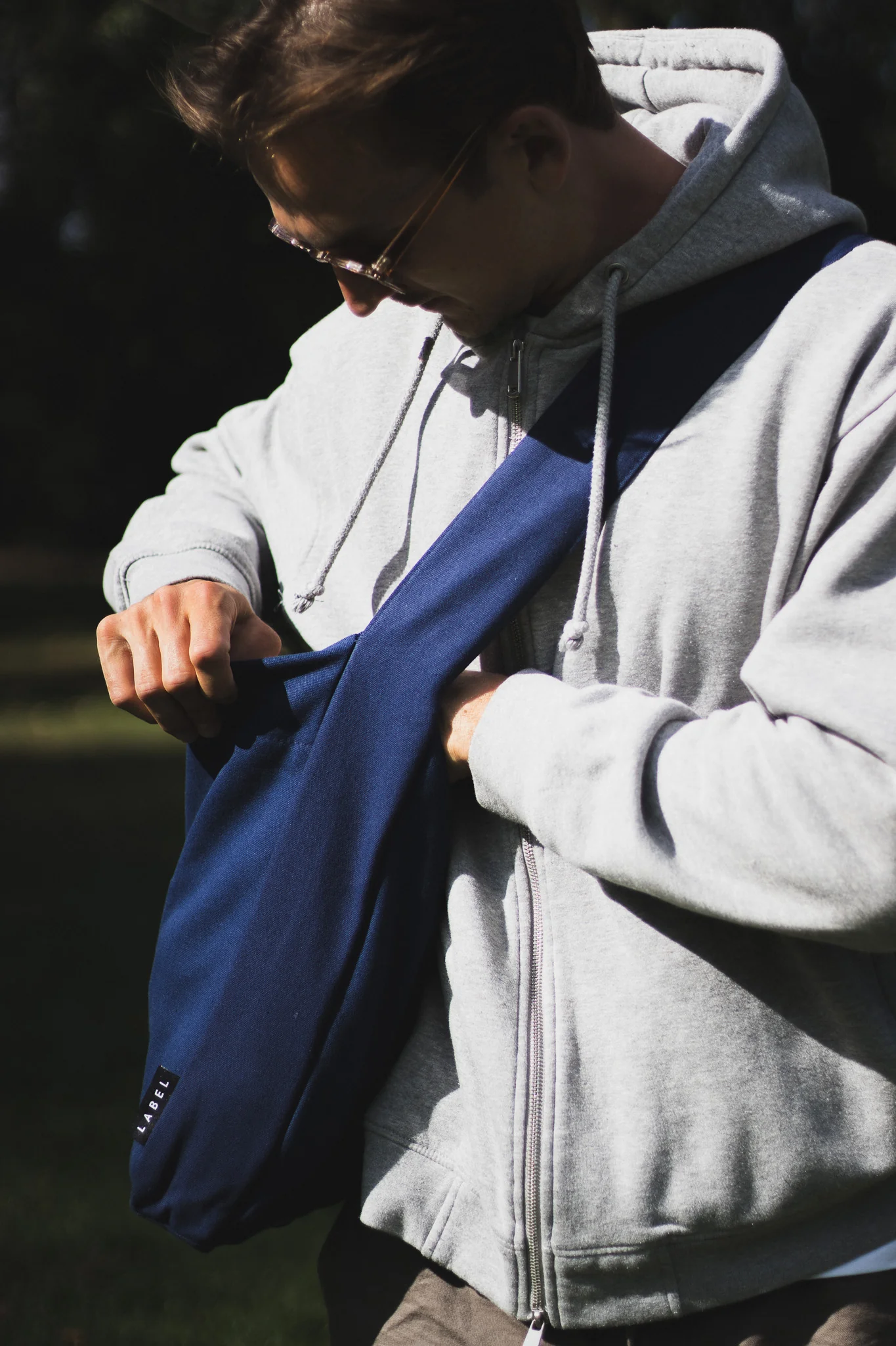 Wide-Strap TØTE Bag | Navy Blue - Image 8
